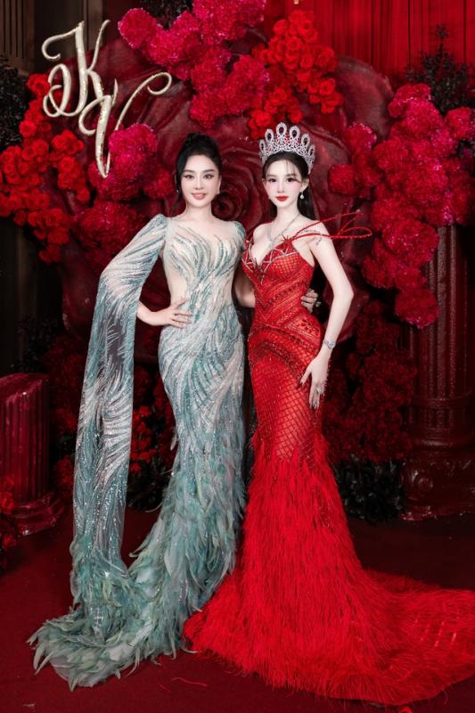 Lâm Khánh Chi đọ sắc cùng 'búp bê châu Á' - Ảnh 2. Lâm Khánh Chi đọ dáng cùng 'búp bê châu Á' - Ảnh 2.