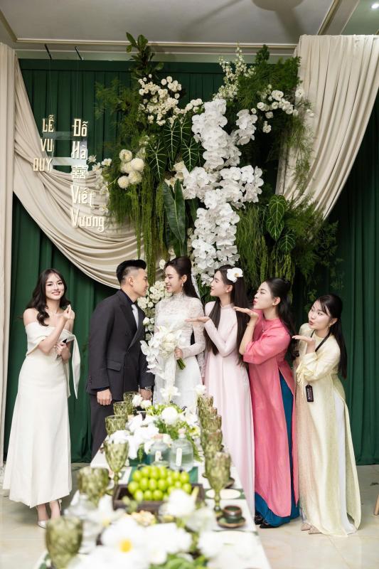 Thiếu gia Tập đoàn Sơn Hải rạng rỡ rước Hoa hậu Đỗ Thị Hà về 'dinh'- Ảnh 5. Thiếu gia Tập đoàn Sơn Hải rạng rỡ rước Hoa hậu Đỗ Thị Hà về 'dinh'- Ảnh 5.