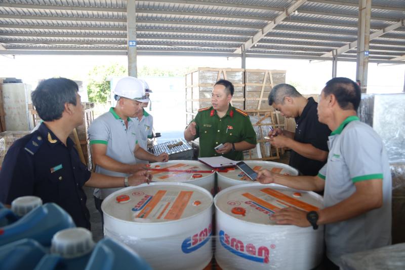 Khởi tố vụ buôn lậu tại cửa khẩu lớn nhất Quảng Ninh - Ảnh 1. Khởi tố vụ buôn lậu tại cửa khẩu lớn nhất Quảng Ninh - Ảnh 1.