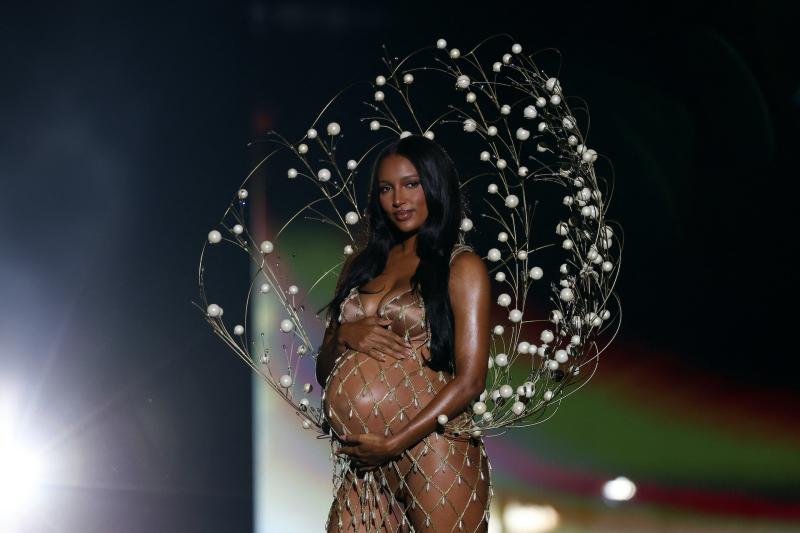 Jasmine Tookes khoe bụng bầu, Gigi Hadid, Alessandra Ambrosio… bốc lửa ở show Victoria's Secret 2025- Ảnh 2. Jasmine Tookes khoe bụng bầu, Gigi Hadid, Alessandra Ambrosio… bốc lửa ở show Victoria's Secret 2025- Ảnh 2.