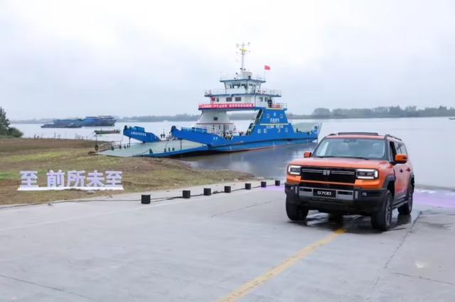 Ô tô Trung Quốc gây sốt vì "bơi" hơn 1 km vượt sông - Ảnh 2.