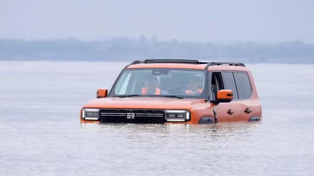 Ô tô Trung Quốc gây sốt vì "bơi" hơn 1 km vượt sông - Ảnh 1.