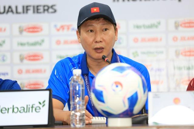 HLV Kim Sang-sik nói điều rất bất ngờ về án phạt Malaysia, mong mỏi đội tuyển Việt Nam thắng Nepal- Ảnh 1. HLV Kim Sang-sik nói điều rất bất ngờ về án phạt Malaysia, mong mỏi đội tuyển Việt Nam thắng Nepal- Ảnh 1.