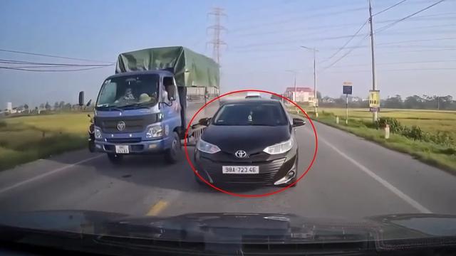 Lái ô tô lấn làn vượt ẩu, tài xế còn hăm dọa đòi đánh người khác - Ảnh 1.