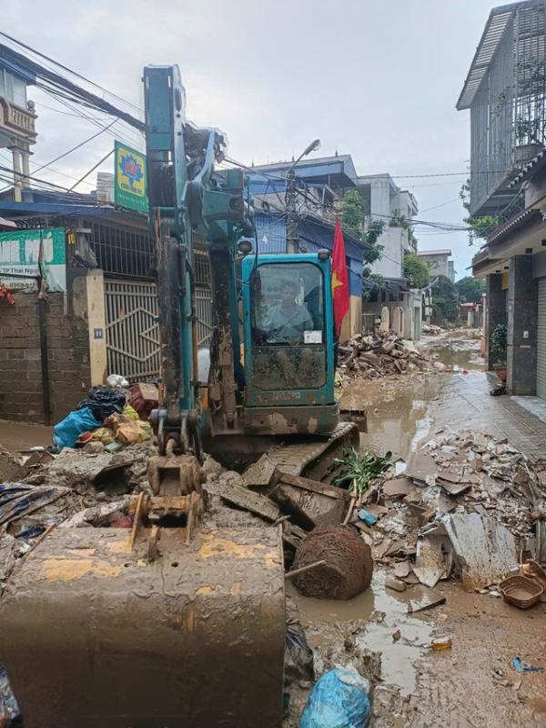 Lái xe xúc vượt 160 km đến Thái Nguyên giúp dọn bùn rác vùng lũ - Ảnh 2. Lái xe xúc vượt 160 km đến Thái Nguyên giúp dọn bùn rác vùng lũ - Ảnh 2.