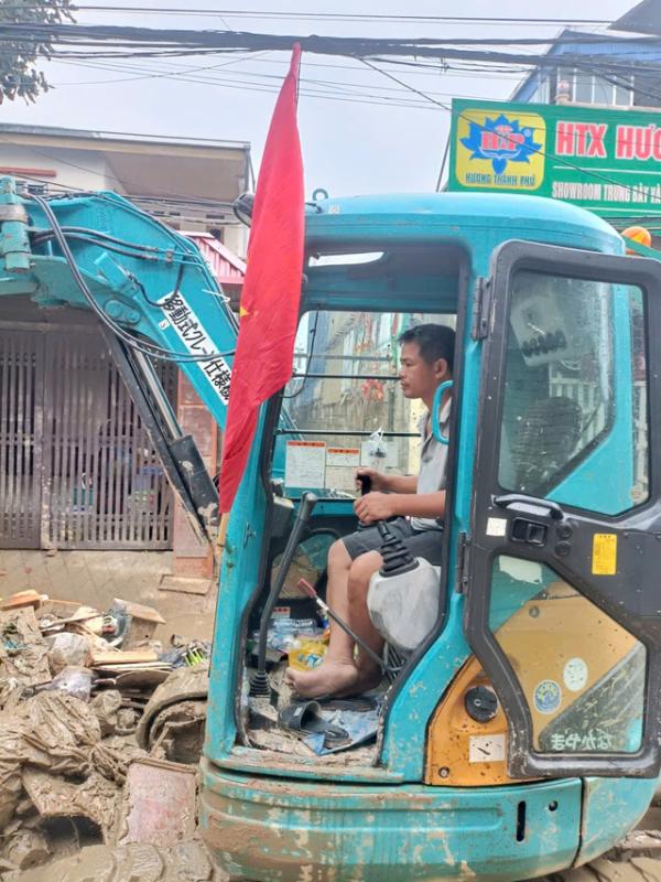 Lái xe xúc vượt 160 km đến Thái Nguyên giúp dọn bùn rác vùng lũ - Ảnh 1. Lái xe xúc vượt 160 km đến Thái Nguyên giúp dọn bùn rác vùng lũ - Ảnh 1.