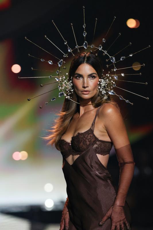 Jasmine Tookes khoe bụng bầu, Gigi Hadid, Alessandra Ambrosio… bốc lửa ở show Victoria's Secret 2025- Ảnh 21. Jasmine Tookes khoe bụng bầu, Gigi Hadid, Alessandra Ambrosio… bốc lửa ở show Victoria's Secret 2025- Ảnh 21.