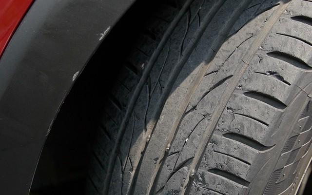 Đường rãnh ngoằn ngoèo trên lốp xe có công dụng gì? - Ảnh 2. Đường rãnh ngoằn ngoèo trên lốp xe có công dụng gì? - Ảnh 2.