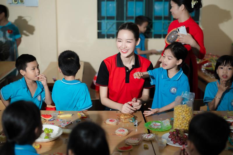 Hoa hậu Bảo Ngọc làm điều đặc biệt cho trẻ em vùng lũ - Ảnh 2.