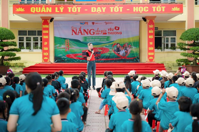 Hoa hậu Bảo Ngọc làm điều đặc biệt cho trẻ em vùng lũ - Ảnh 3.