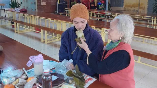 Mẹ già 83 tuổi suốt 35 năm chăm con bệnh: Trái tim yêu thương vĩ đại, không cần hồi đáp- Ảnh 1. Mẹ già 83 tuổi suốt 35 năm chăm con bệnh: Trái tim yêu thương vĩ đại, không cần hồi đáp- Ảnh 1.