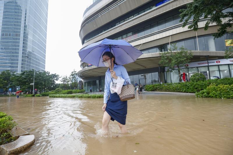 Mưa lớn khiến Hà Nội ngập sâu , ' khu nhà giàu ' lại đứng giữa biển nước - Ảnh 2. Mưa lớn khiến Hà Nội ngập sâu , ' khu nhà giàu ' lại đứng giữa biển nước - Ảnh 2.