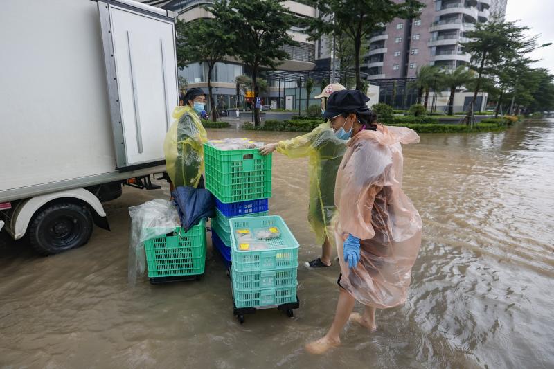 Mưa lớn khiến Hà Nội ngập sâu , ' khu nhà giàu ' lại đứng giữa biển nước - Ảnh 7. Mưa lớn khiến Hà Nội ngập sâu , ' khu nhà giàu ' lại đứng giữa biển nước - Ảnh 7.