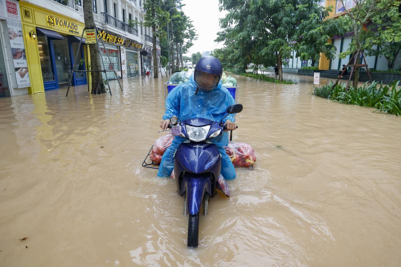 Mưa lớn khiến Hà Nội ngập sâu , ' khu nhà giàu ' lại đứng giữa biển nước - Ảnh 8. Mưa lớn khiến Hà Nội ngập sâu , ' khu nhà giàu ' lại đứng giữa biển nước - Ảnh 8.