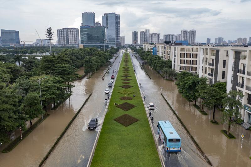 Mưa lớn khiến Hà Nội ngập sâu , ' khu nhà giàu ' lại đứng giữa biển nước - Ảnh 1. Mưa lớn khiến Hà Nội ngập sâu , ' khu nhà giàu ' lại đứng giữa biển nước - Ảnh 1.