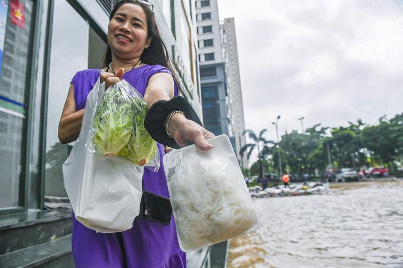 Mưa lớn khiến Hà Nội ngập sâu , ' khu nhà giàu ' lại đứng giữa biển nước - Ảnh 17. Mưa lớn khiến Hà Nội ngập sâu , ' khu nhà giàu ' lại đứng giữa biển nước - Ảnh 17.