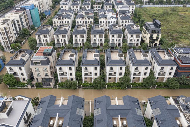 Nước ngập 'bao vây' khu biệt thự triệu đô ở Hà Nội - Ảnh 2.