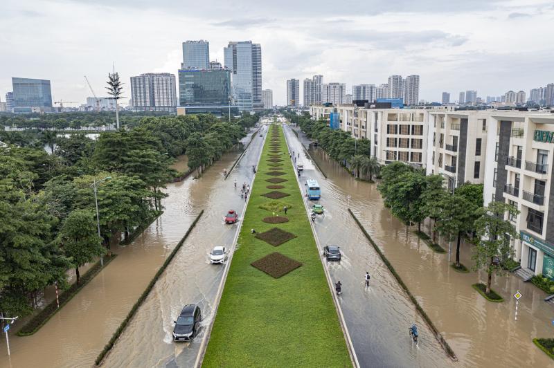 Nước ngập 'bao vây' khu biệt thự triệu đô ở Hà Nội - Ảnh 1.