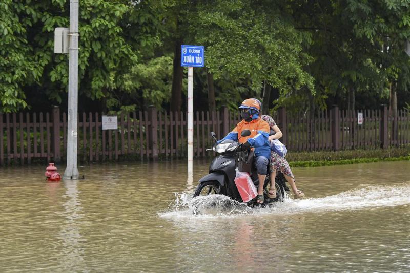 Nước ngập 'bao vây' khu biệt thự triệu đô ở Hà Nội - Ảnh 6.