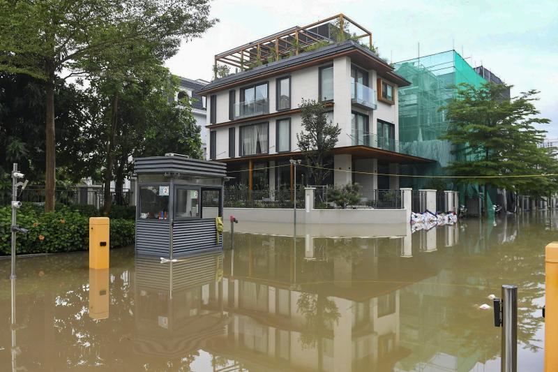 Nước ngập 'bao vây' khu biệt thự triệu đô ở Hà Nội - Ảnh 4.