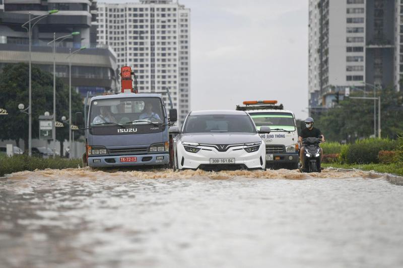 Nước ngập 'bao vây' khu biệt thự triệu đô ở Hà Nội - Ảnh 7.