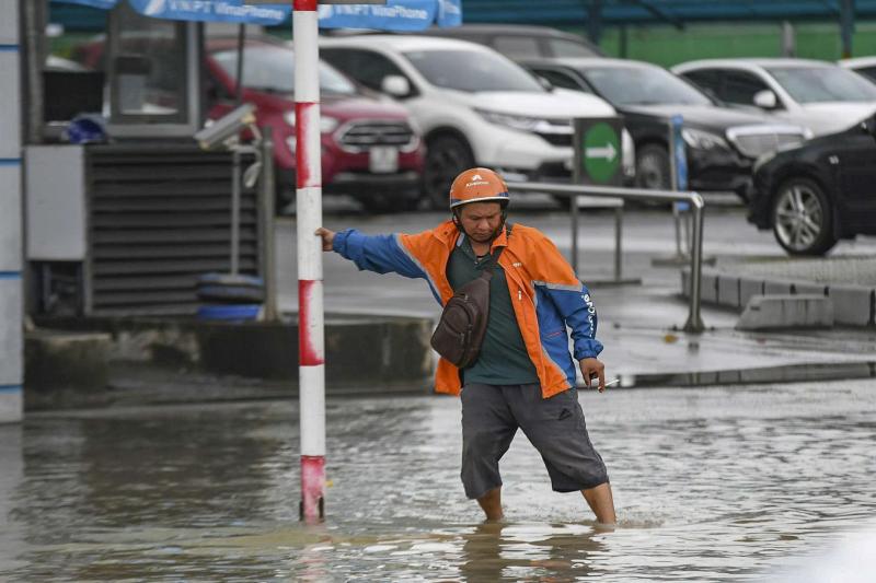 Nước ngập 'bao vây' khu biệt thự triệu đô ở Hà Nội - Ảnh 9.