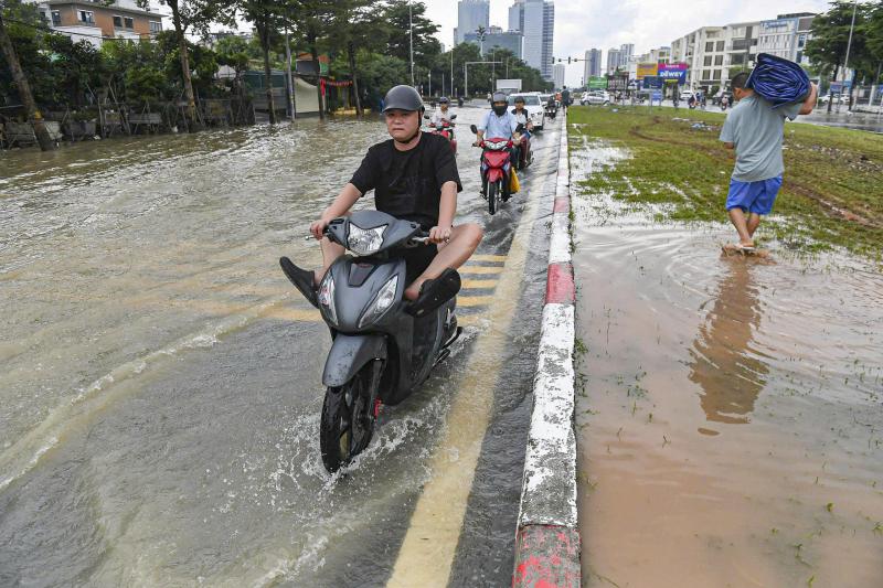 Nước ngập 'bao vây' khu biệt thự triệu đô ở Hà Nội - Ảnh 5.