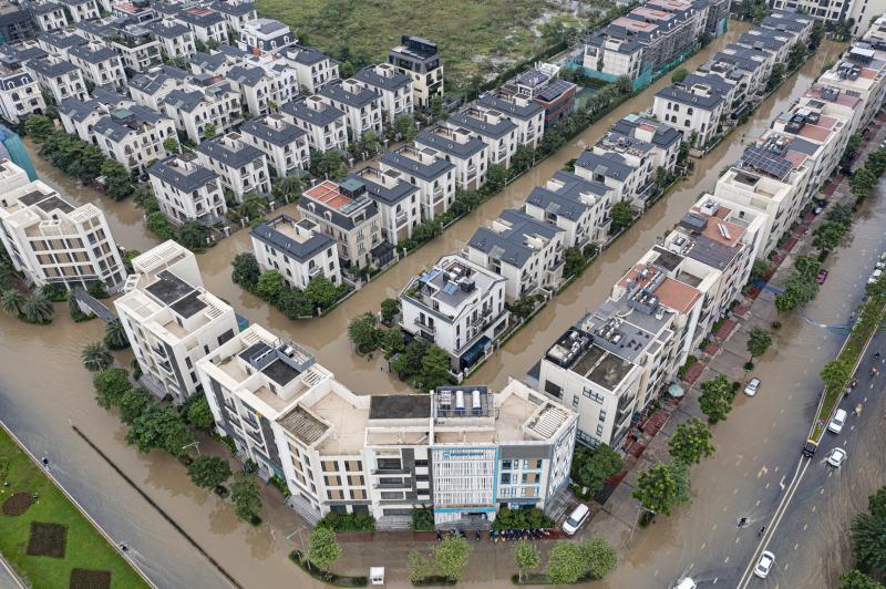 Nước ngập 'bao vây' khu biệt thự triệu đô ở Hà Nội - Ảnh 3.