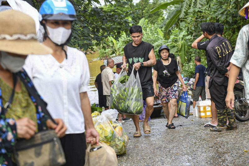 Người dân lo chạy lũ do nước sông Hồng dâng cao- Ảnh 12. Người dân lo chạy lũ do nước sông Hồng dâng cao- Ảnh 12.