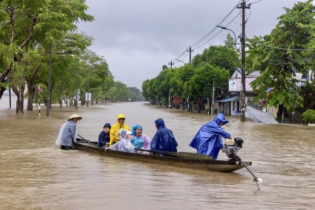 Rời đi hay ở lại sau lũ? - Ảnh 1. Rời đi hay ở lại sau lũ? - Ảnh 1.