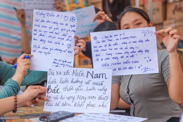 Người TP.HCM tập kết hàng gửi vùng lũ miền Bắc: 'Nơi nào cũng là người một nhà'- Ảnh 1. Người TP.HCM tập kết hàng gửi vùng lũ miền Bắc: 'Nơi nào cũng là người một nhà'- Ảnh 1.