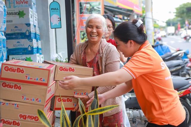 Người TP.HCM tập kết hàng gửi vùng lũ miền Bắc: 'Nơi nào cũng là người một nhà'- Ảnh 6. Người TP.HCM tập kết hàng gửi vùng lũ miền Bắc: 'Nơi nào cũng là người một nhà'- Ảnh 6.