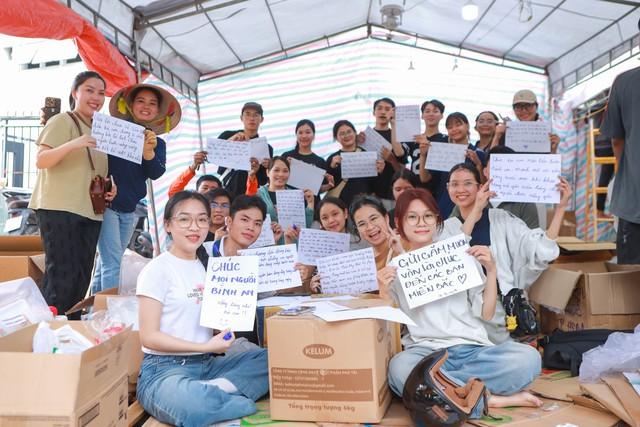 Người TP.HCM tập kết hàng gửi vùng lũ miền Bắc: 'Nơi nào cũng là người một nhà'- Ảnh 10. Người TP.HCM tập kết hàng gửi vùng lũ miền Bắc: 'Nơi nào cũng là người một nhà'- Ảnh 10.