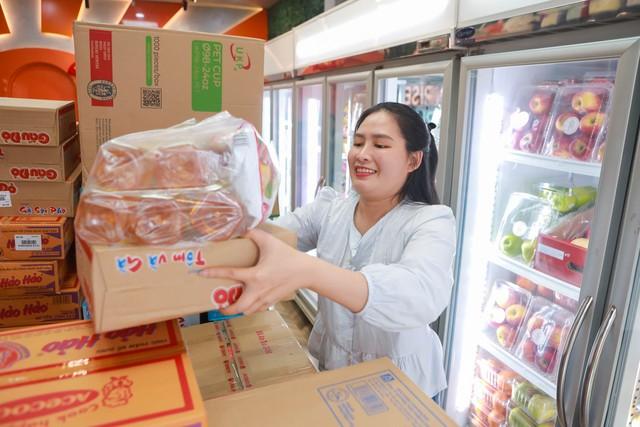 Người TP.HCM tập kết hàng gửi vùng lũ miền Bắc: 'Nơi nào cũng là người một nhà'- Ảnh 9. Người TP.HCM tập kết hàng gửi vùng lũ miền Bắc: 'Nơi nào cũng là người một nhà'- Ảnh 9.