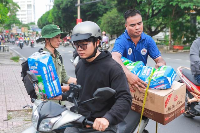 Người TP.HCM tập kết hàng gửi vùng lũ miền Bắc: 'Nơi nào cũng là người một nhà'- Ảnh 8. Người TP.HCM tập kết hàng gửi vùng lũ miền Bắc: 'Nơi nào cũng là người một nhà'- Ảnh 8.