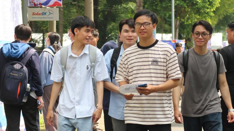 Nhiều việc làm lương từ 15 triệu đồng trở lên cho sinh viên - Ảnh 1. Nhiều việc làm lương từ 15 triệu đồng trở lên cho sinh viên - Ảnh 1.