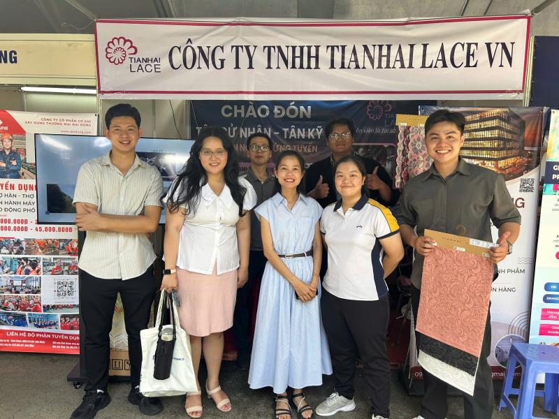 Nhiều việc làm lương từ 15 triệu đồng trở lên cho sinh viên - Ảnh 3. Nhiều việc làm lương từ 15 triệu đồng trở lên cho sinh viên - Ảnh 3.