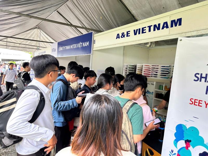 Nhiều việc làm lương từ 15 triệu đồng trở lên cho sinh viên - Ảnh 4. Nhiều việc làm lương từ 15 triệu đồng trở lên cho sinh viên - Ảnh 4.