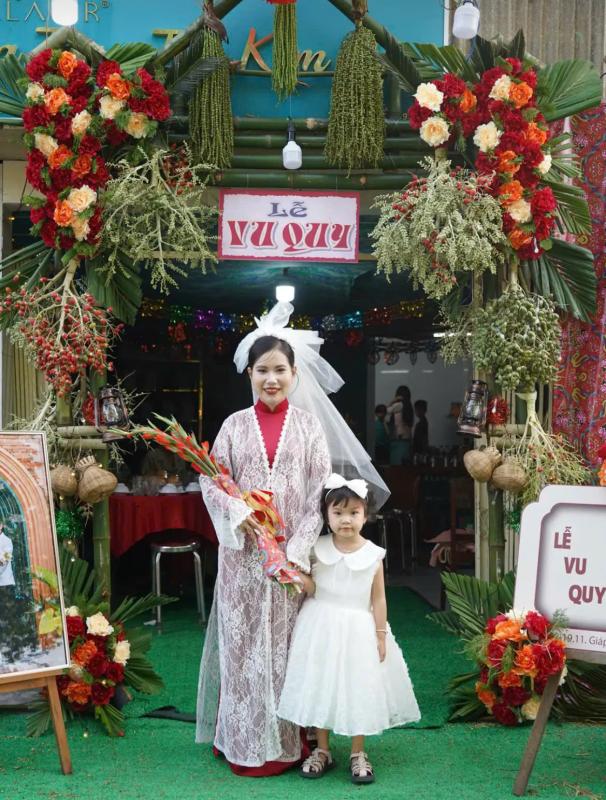 Đám cưới miền Tây của cô dâu gây sốt , tái hiện phong cách thập niên 1990 - Ảnh 4.