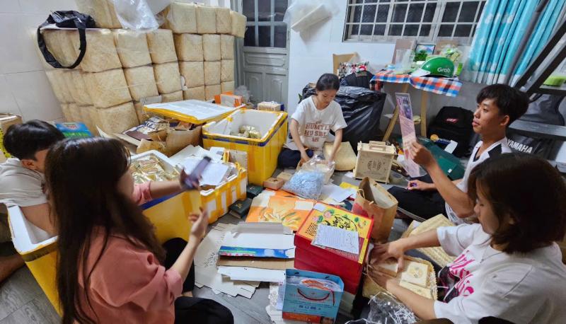 Sư thầy bán bánh trung thu tiếp sức cho học trò nghèo với những câu chuyện cảm động - Ảnh 1.