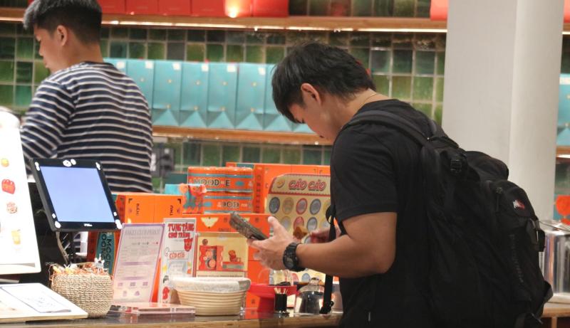 Bánh trung thu nhân bánh tráng trộn gây sốt trong giới trẻ TP . HCM - Ảnh 6. Bánh trung thu nhân bánh tráng trộn gây sốt trong giới trẻ TP . HCM - Ảnh 6.