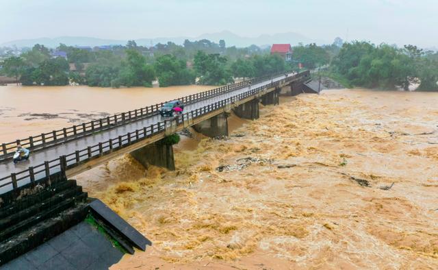 Máy bay quân đội sẵn sàng cứu hộ, tiếp tế khu vực cô lập do bão Matmo - Ảnh 1. Máy bay quân đội sẵn sàng cứu hộ, tiếp tế khu vực cô lập do bão Matmo - Ảnh 1.