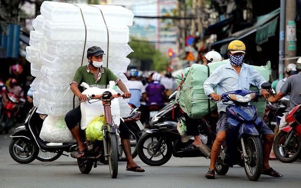 Sang tên xe máy còn vướng, người dân còn ngại - Ảnh 1. Sang tên xe máy còn vướng, người dân còn ngại - Ảnh 1.
