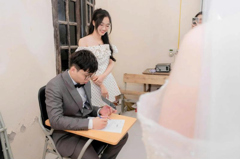 Cô dâu Hà Nội tổ chức thi tiếng Anh cho chú rể tại lễ cưới độc đáo - Ảnh 4.