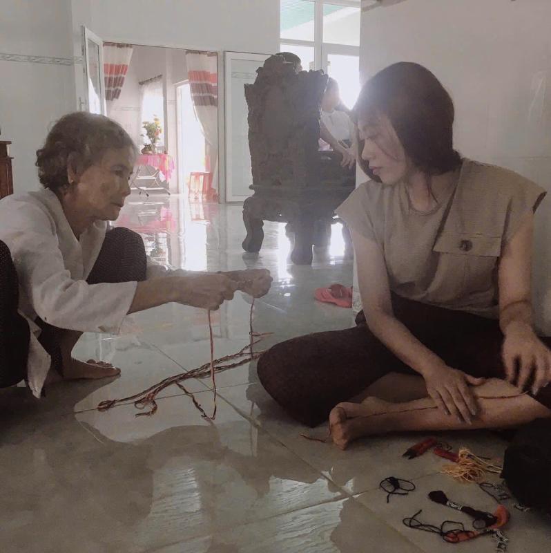 Bà nội U . 90 Học tiếng Đức cùng cháu gái tạo nên hiện tượng mạng xã hội - Ảnh 2. Bà nội U . 90 Học tiếng Đức cùng cháu gái tạo nên hiện tượng mạng xã hội - Ảnh 2.