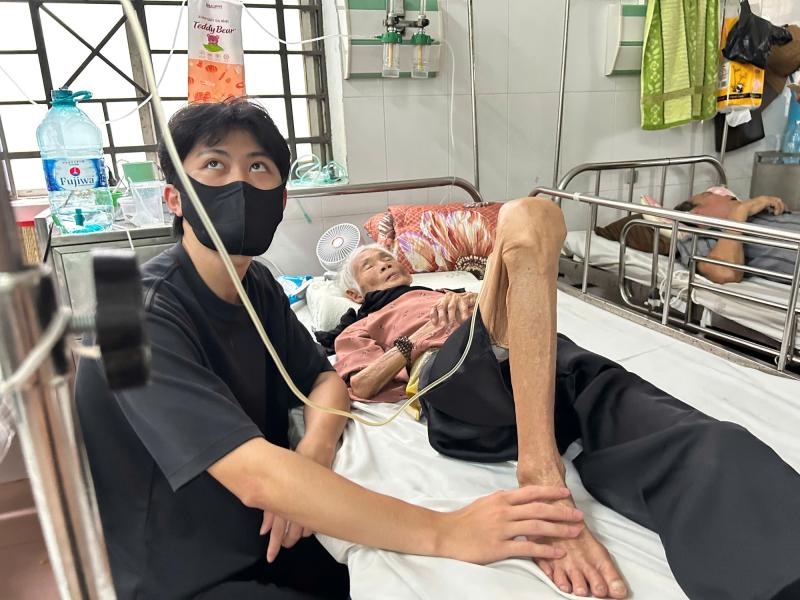 Chàng trai trẻ hiếu thảo bỏ việc để chăm sóc bà nội , câu chuyện cảm động - Ảnh 3. Chàng trai trẻ hiếu thảo bỏ việc để chăm sóc bà nội , câu chuyện cảm động - Ảnh 3.