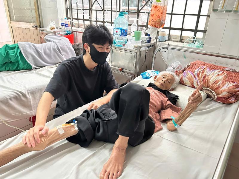 Chàng trai trẻ hiếu thảo bỏ việc để chăm sóc bà nội , câu chuyện cảm động - Ảnh 4. Chàng trai trẻ hiếu thảo bỏ việc để chăm sóc bà nội , câu chuyện cảm động - Ảnh 4.