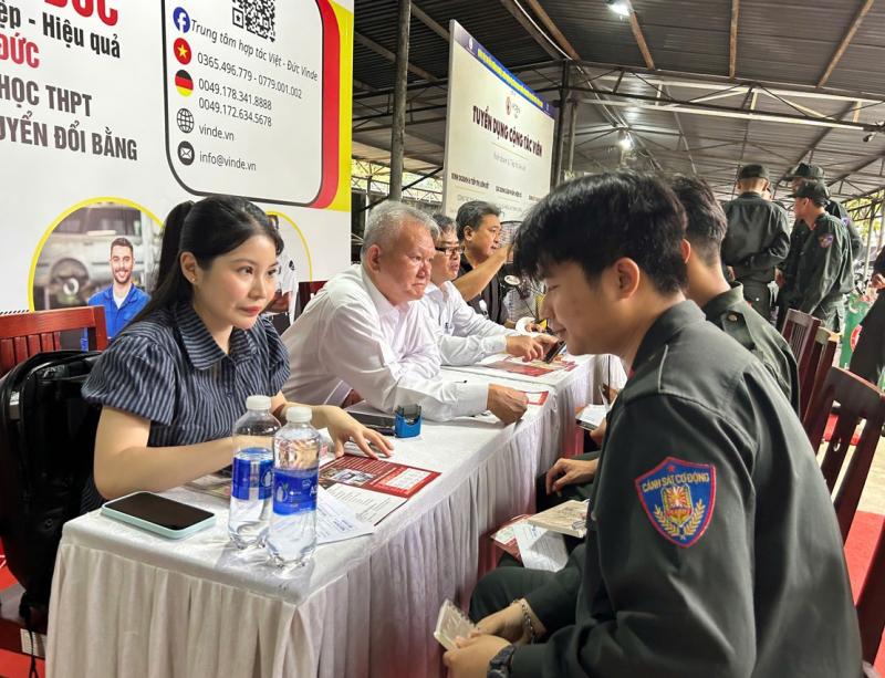 Hàng loạt việc làm lương từ 20 triệu đồng/tháng đang cần tuyển gấp- Ảnh 4.