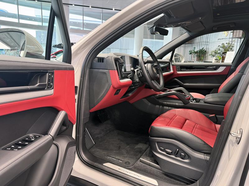 Mẫu SUV đắt nhất của Porsche khoác 'lớp áo' trị giá gần bằng VF 3 - Ảnh 7.