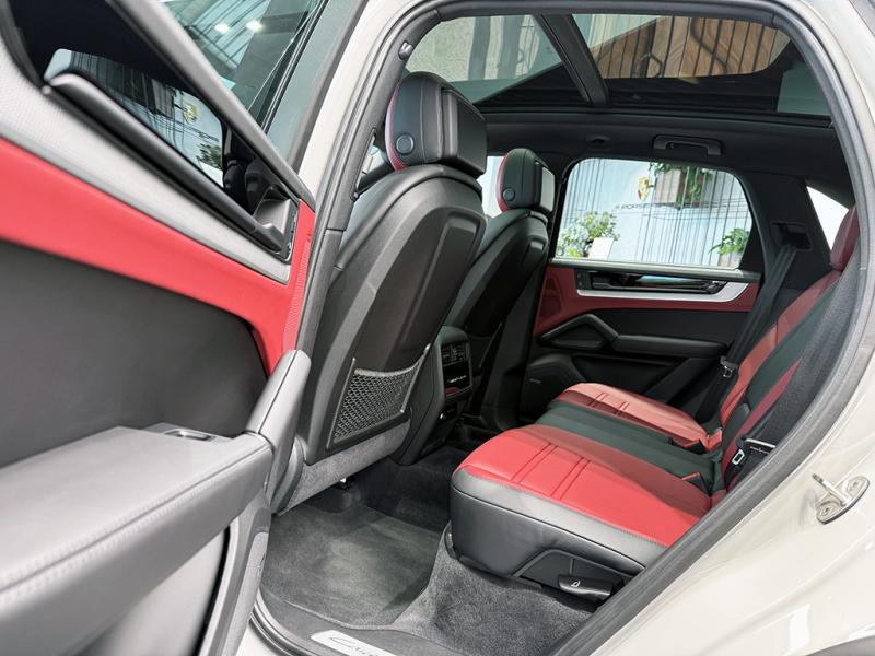 Mẫu SUV đắt nhất của Porsche khoác 'lớp áo' trị giá gần bằng VF 3 - Ảnh 8.